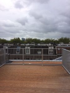 Aluminium spijl hekwerk CT030-1000 op een dakterras in Amsterdam Centrum. 