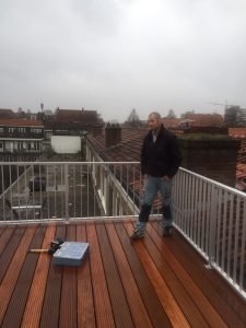 Dakterras bankirai met spijlhekwerk CT030-1000 dakluik met trap voor een werk in Amsterdam.